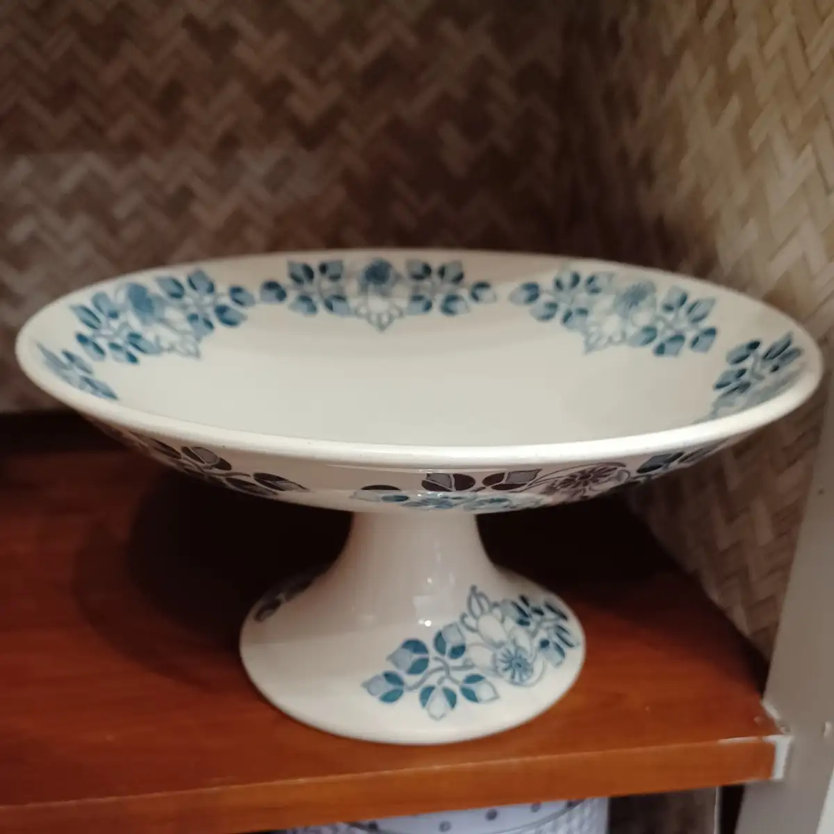 Plat sur pied floral