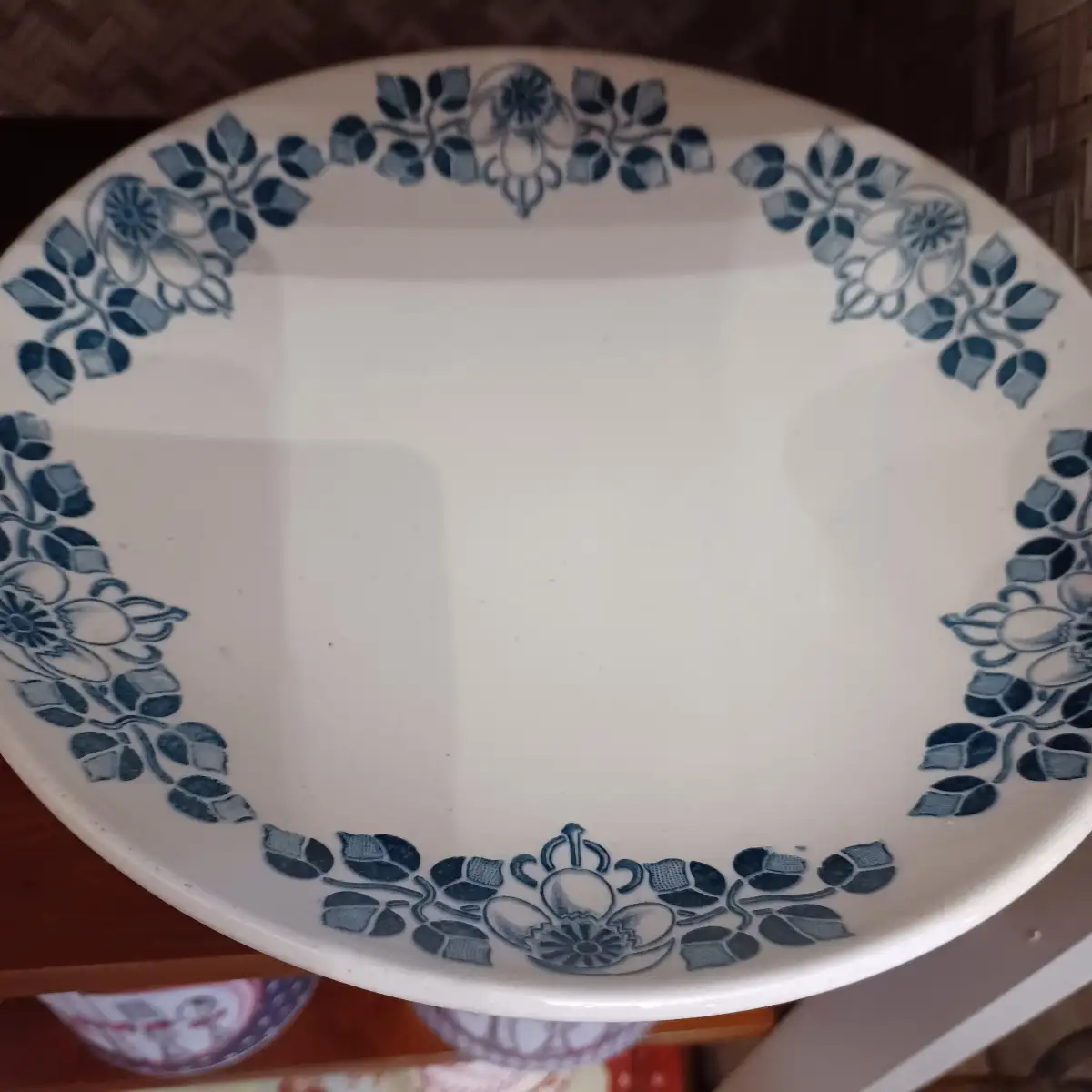 Plat sur pied floral