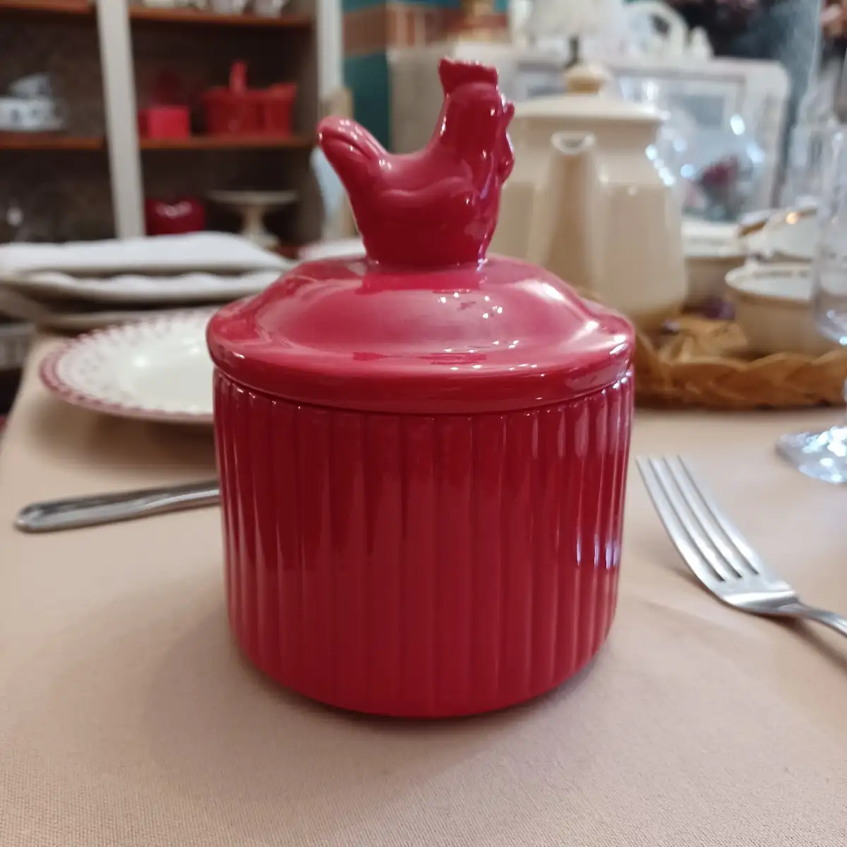 Pot rouge poule