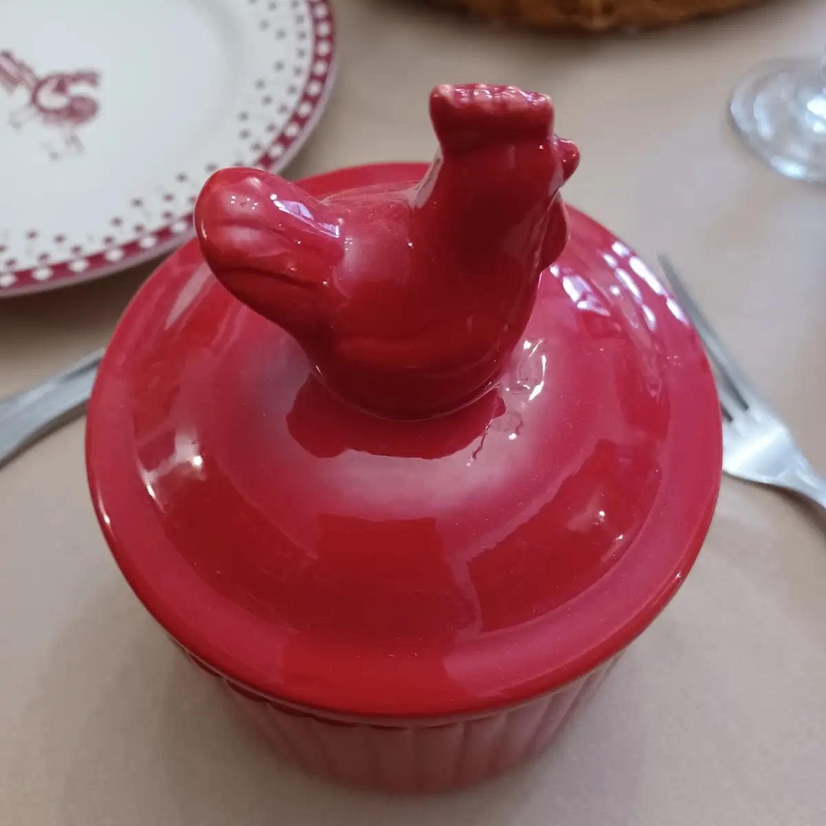 Pot rouge poule